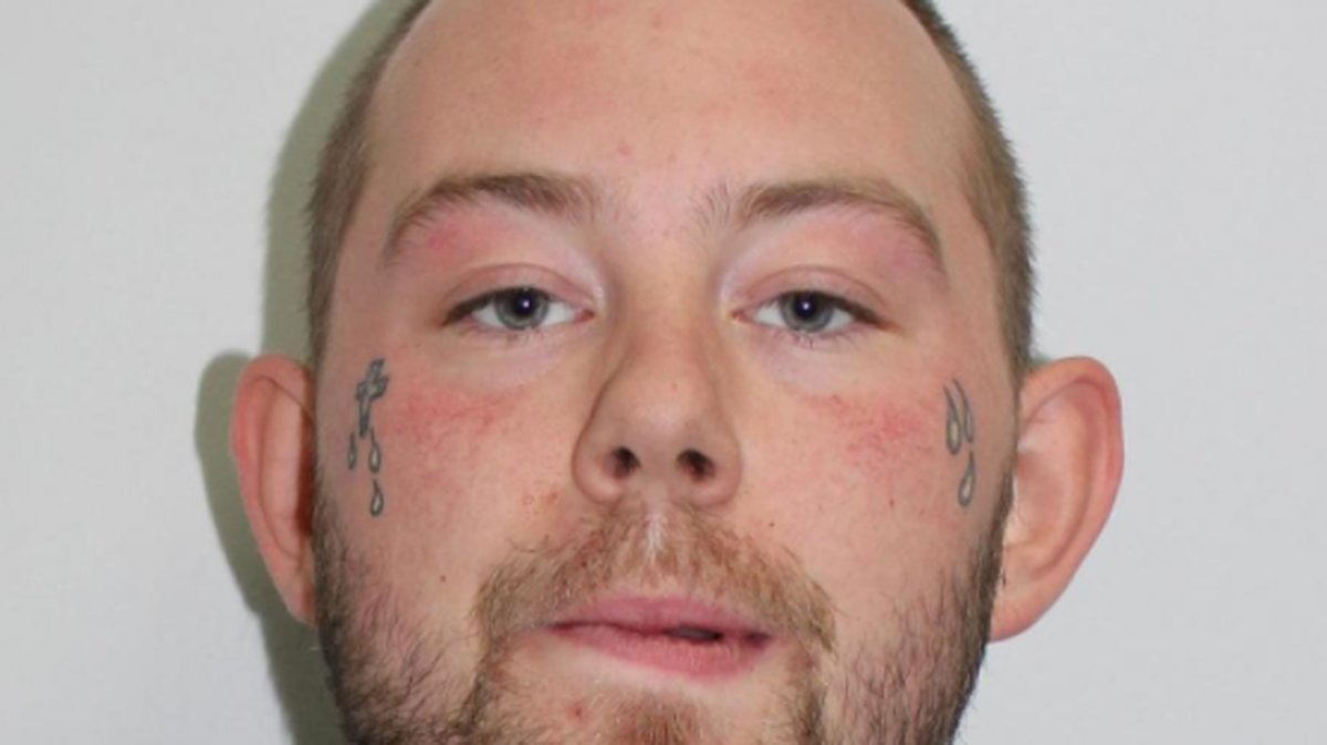 25-årige John Tomlin står nu åtalad för attacken. Polisen kunde identifiera honom genom hans ansiktstatueringar.